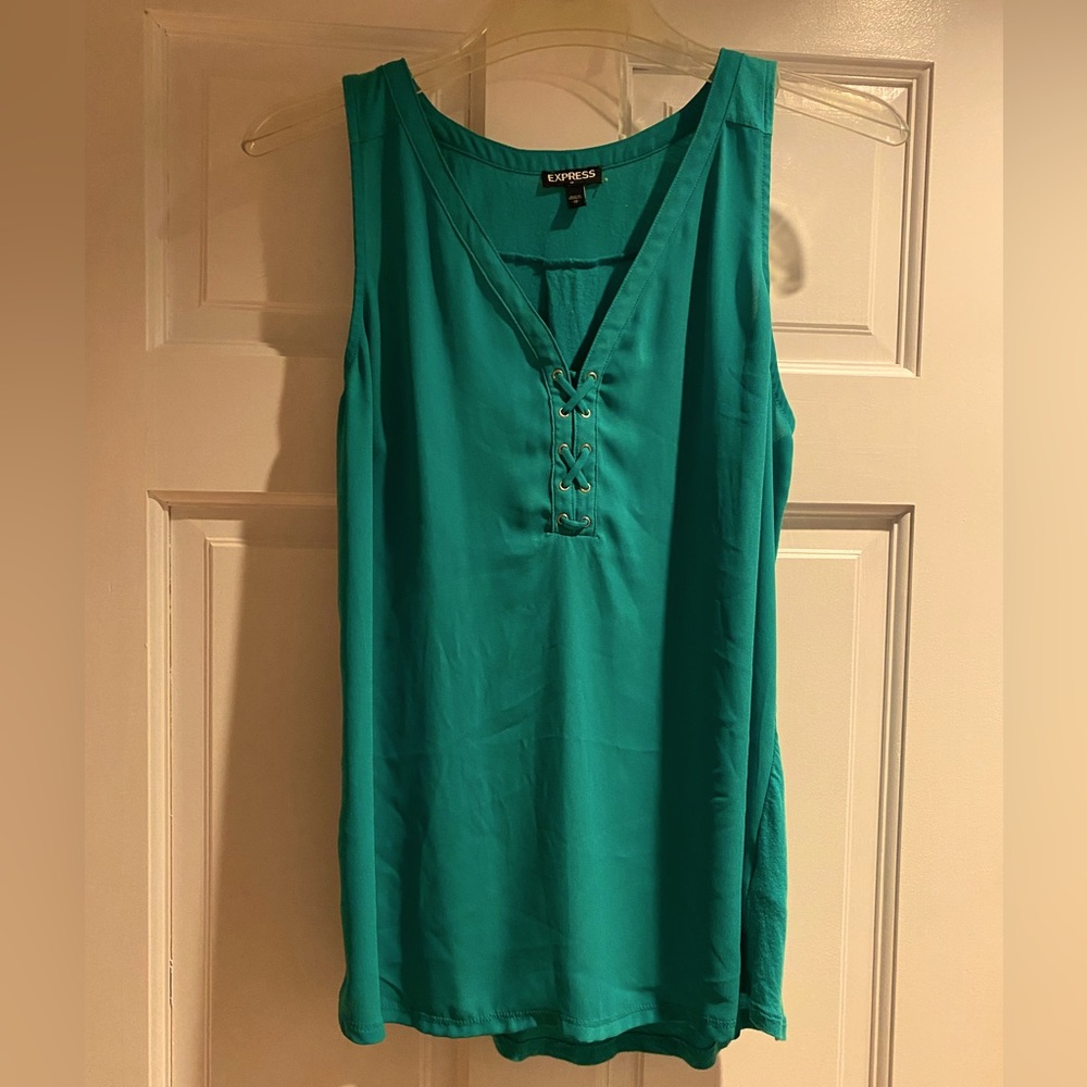 Women’s Express Medium Sleeveless Blouse